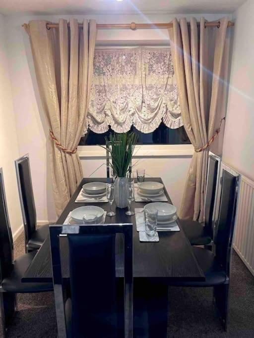 Princess 3 Bedroom House + Offstreet Parking +Wifi Лідс Екстер'єр фото