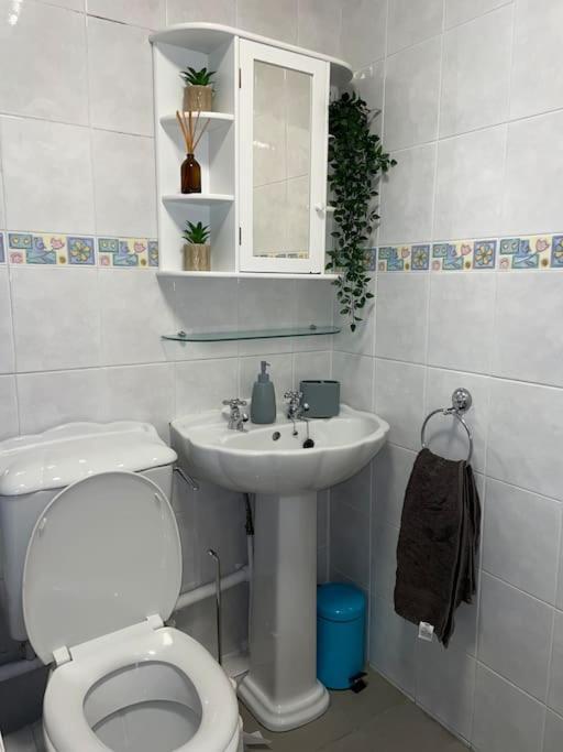 Princess 3 Bedroom House + Offstreet Parking +Wifi Лідс Екстер'єр фото
